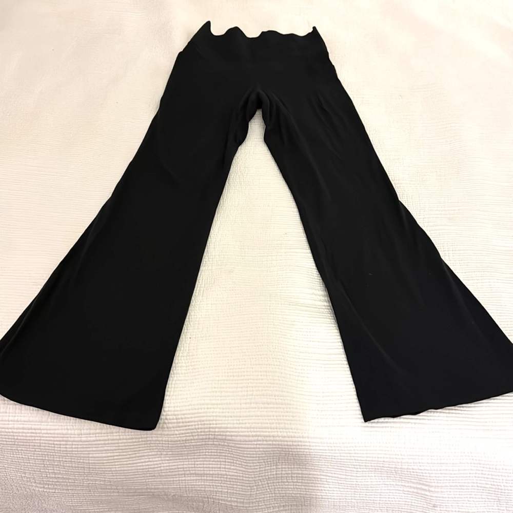 Athleta salutation stash flare pant high rise size M, black